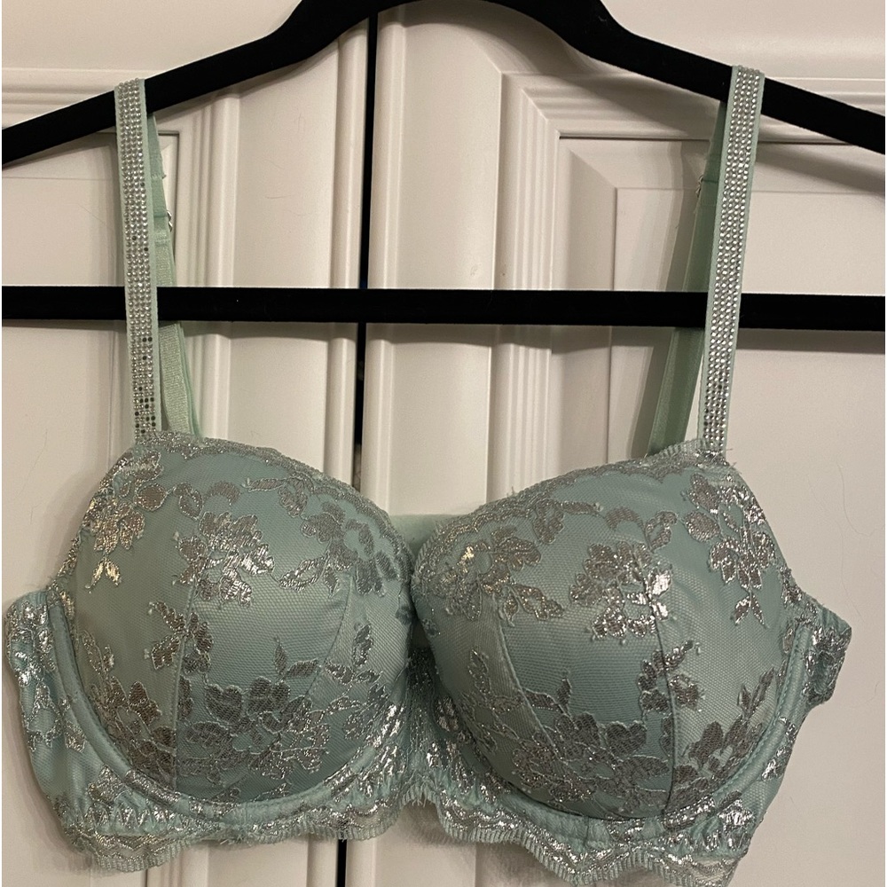 Gently Used Size 34D Victoria’s Secret Dream Angels Bra